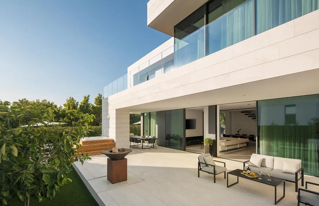 5-Star Villa Calma II With Heated Pool & Jacuzzi Oasis-1